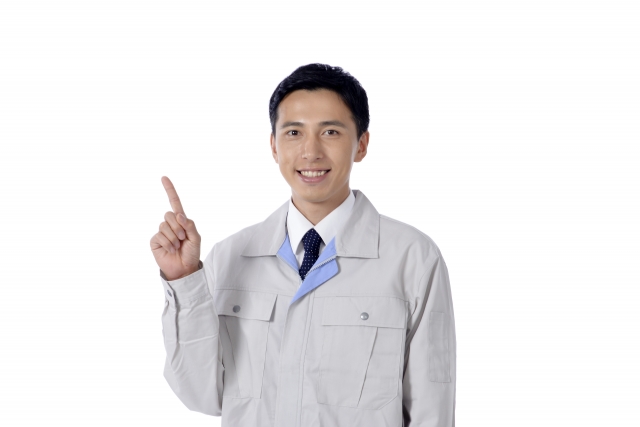 工場作業服を着た説明する男性